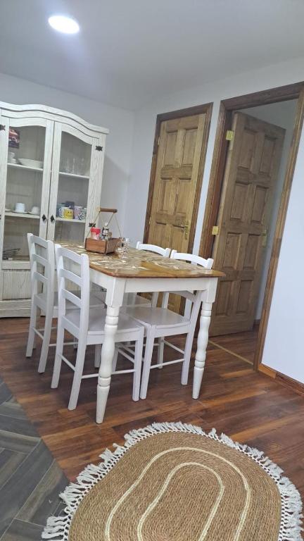 a white table and chairs in a room at Central Zenteno en Punta Arenas in Punta Arenas