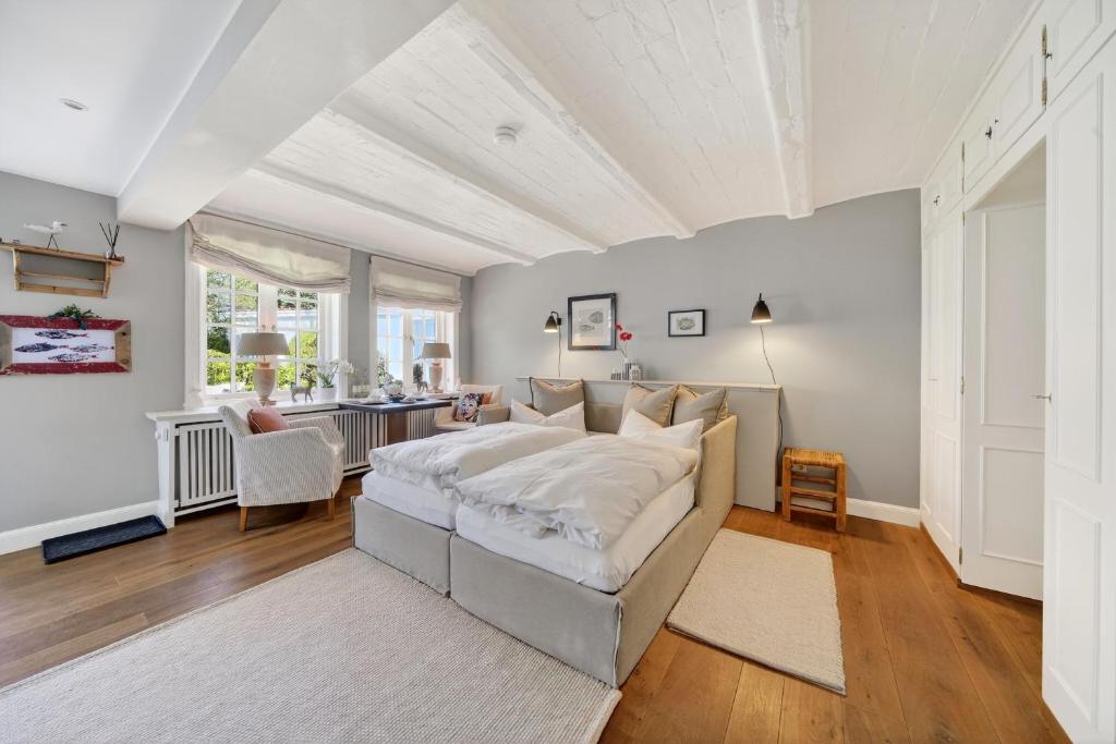 a large bedroom with a bed and a desk at Stutenhof-EG-Wohnung-3 in Keitum