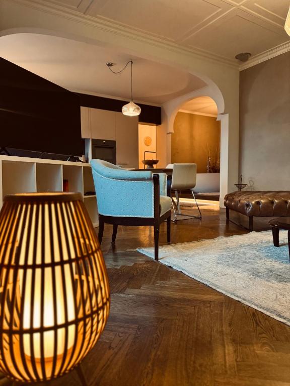 a living room with a table and a couch at Atemberaubende Ferienwohnung direkt am See in Brienz