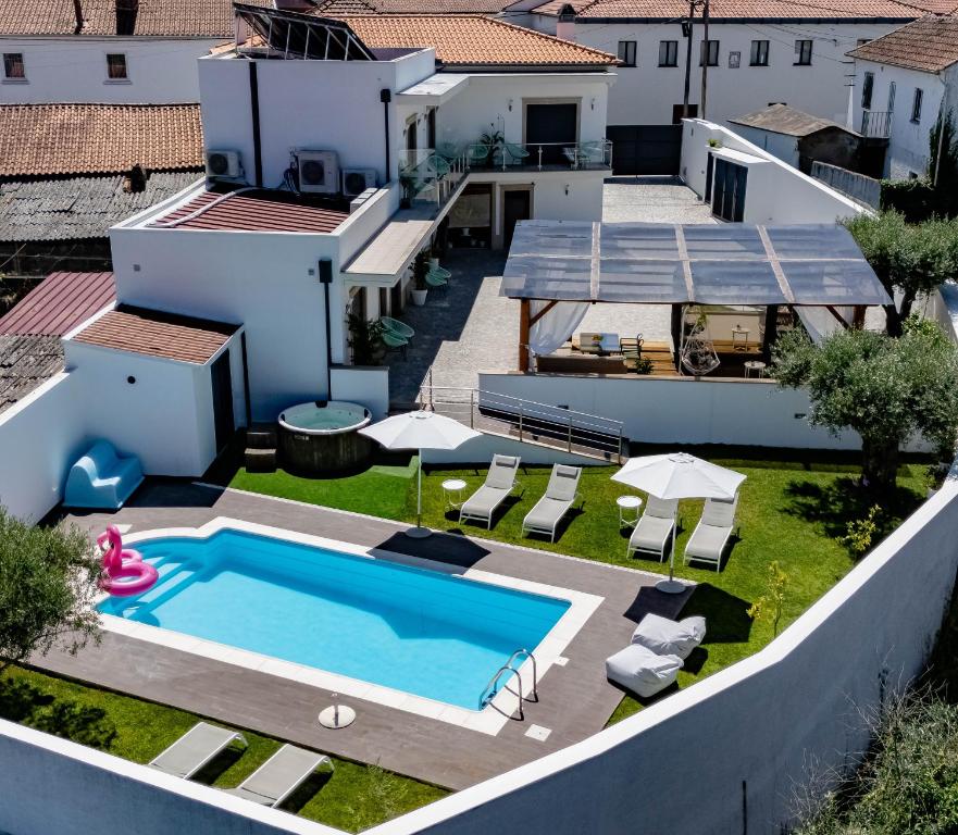 an aerial view of a house with a swimming pool at Alojamento Jasmine in São Pedro de Alva