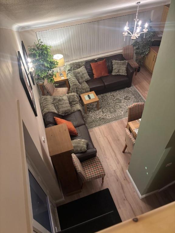 an overhead view of a living room with a couch at Hollybrake Haven Gatwick in Crawley