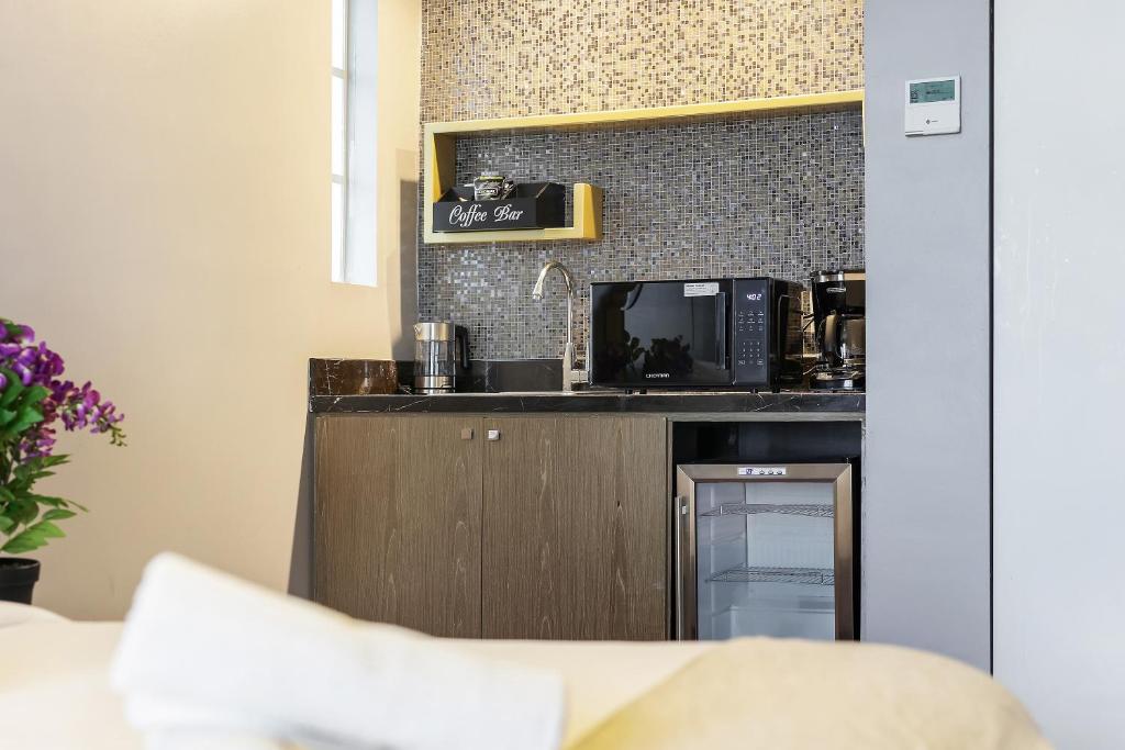 Alamo Hotel Miami Beach room with kitchenette