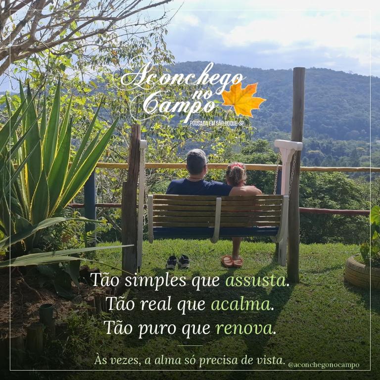 a man and a woman sitting on a bench at Aconchego no Campo in São Roque