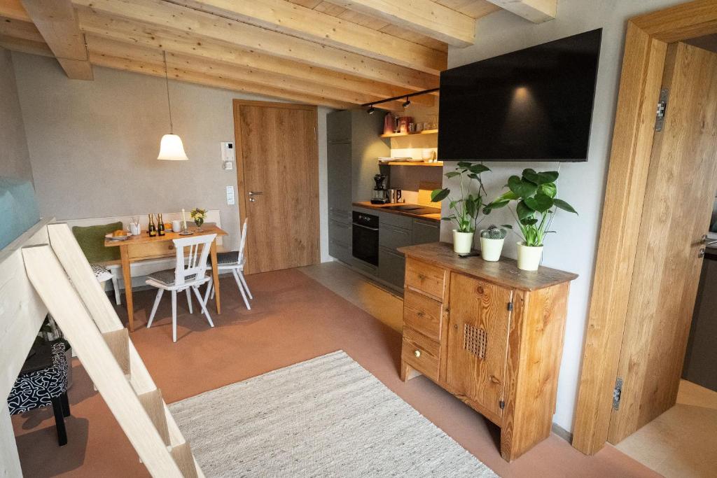 a kitchen and dining room with a table and a dining room at Studio Apartment Lindennest in Waging am See