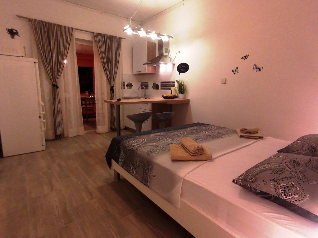 ein Schlafzimmer mit einem Bett und eine Küche mit einem Tisch in der Unterkunft Apartments Zara in Pirovac