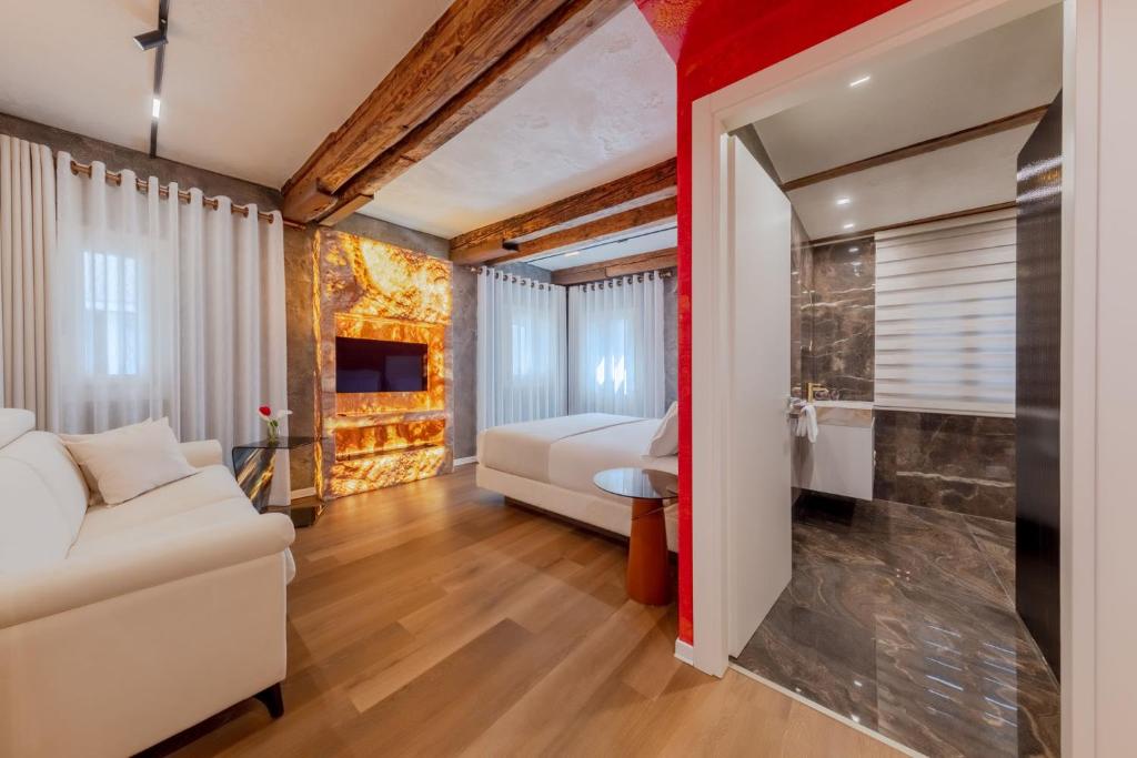 a hotel room with two beds and a bathroom at Ares Venice Bed & Relais in Venice