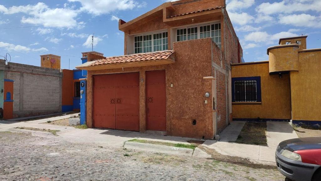 Casa amplia con 4 recamaras y 3 baños completos
