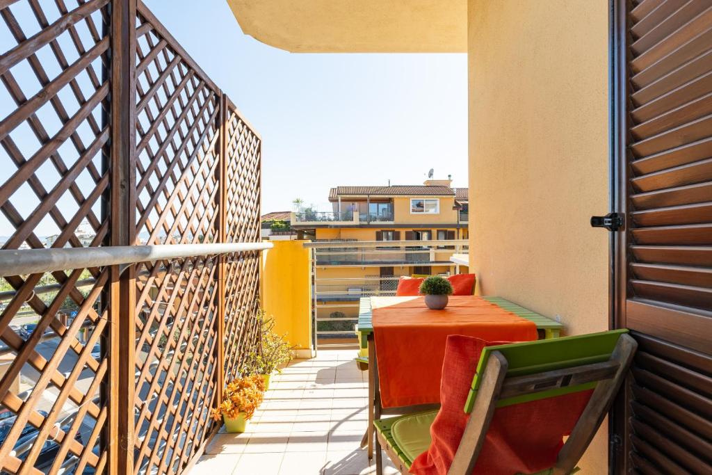 a balcony with a table and chairs on a balcony at Casa Claudia in Elmas