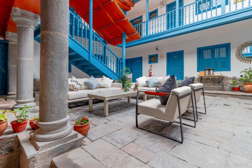 eine Terrasse mit Sofas und Stühlen in einem Gebäude in der Unterkunft LA RAMBLA Hotel Boutique - Cusco in Cusco
