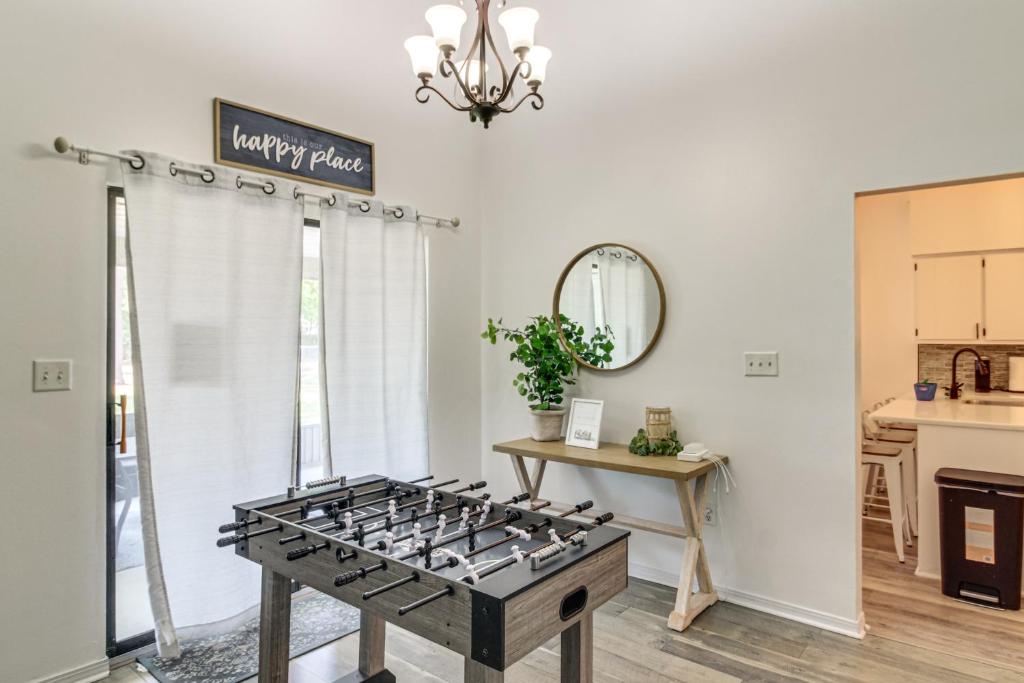Navarre Home w/ Game Area + Mini Golf Course! - Casa De Vacaciones