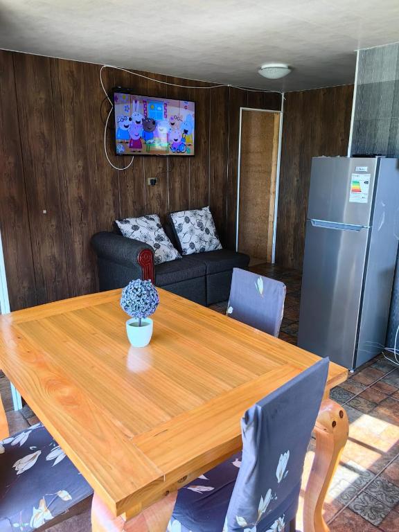 ein Holztisch in einem Wohnzimmer mit einer Couch in der Unterkunft Humedal2 in El Culenar