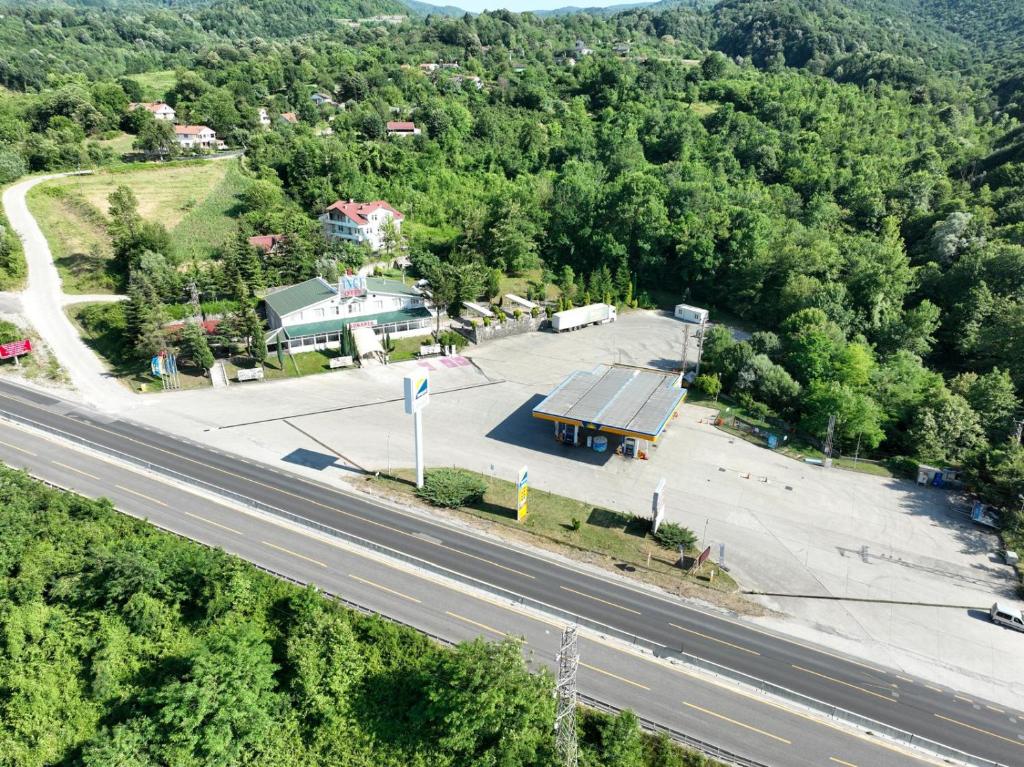 an aerial view of a parking lot next to a highway at İnci Otel in Duzce