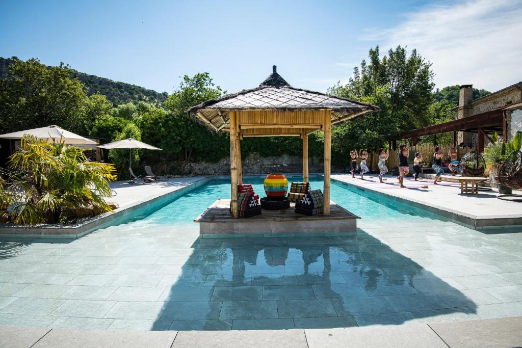 a swimming pool with a gazebo in the middle at Magnifique domaine avec piscine in Montréal