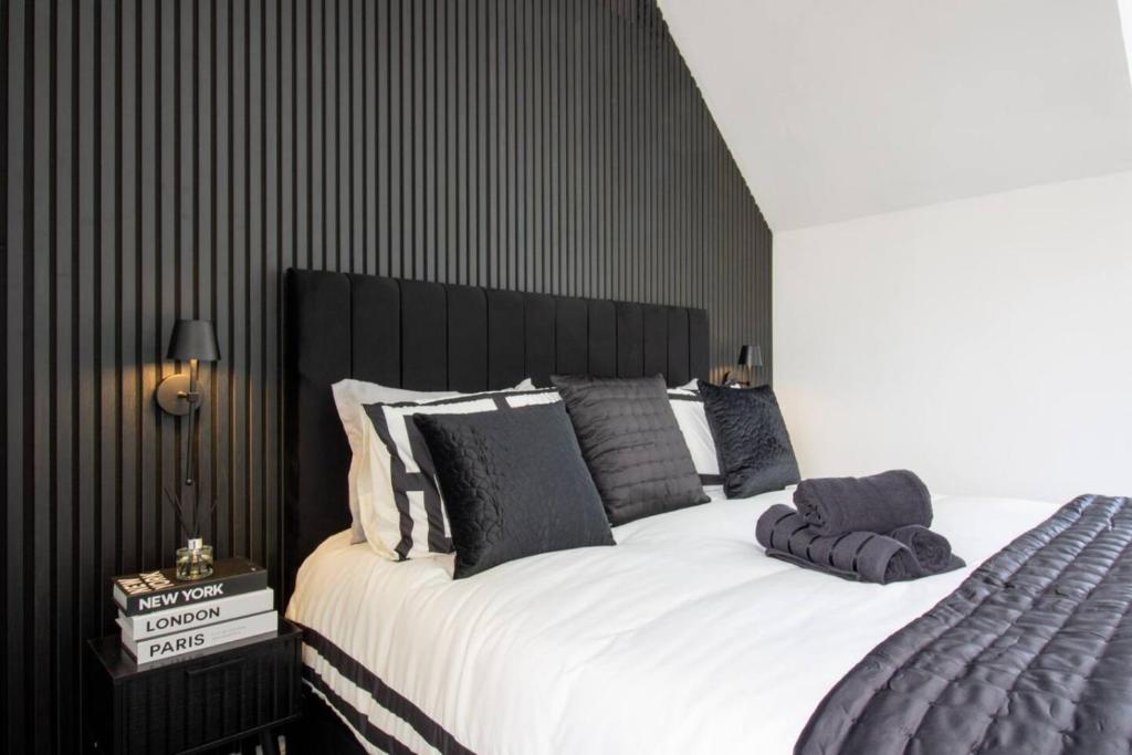 a bedroom with a large bed with a black headboard at Spacious 3-Bed Apartment, Alva, Clackmannanshire in Alva