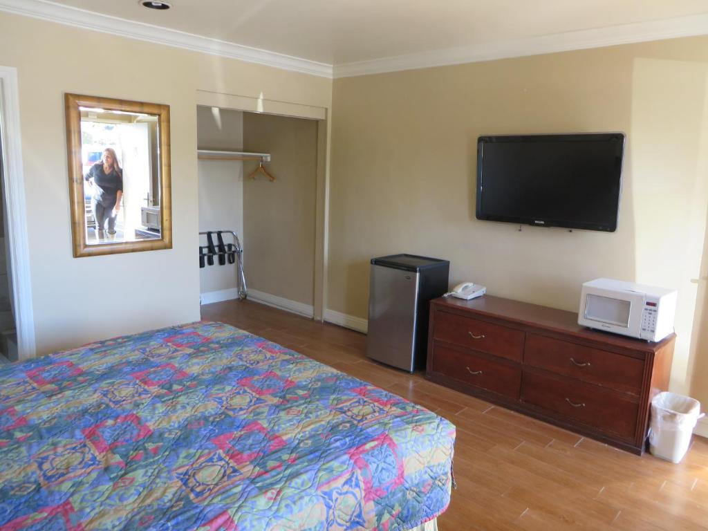 Sandpiper Motel - 