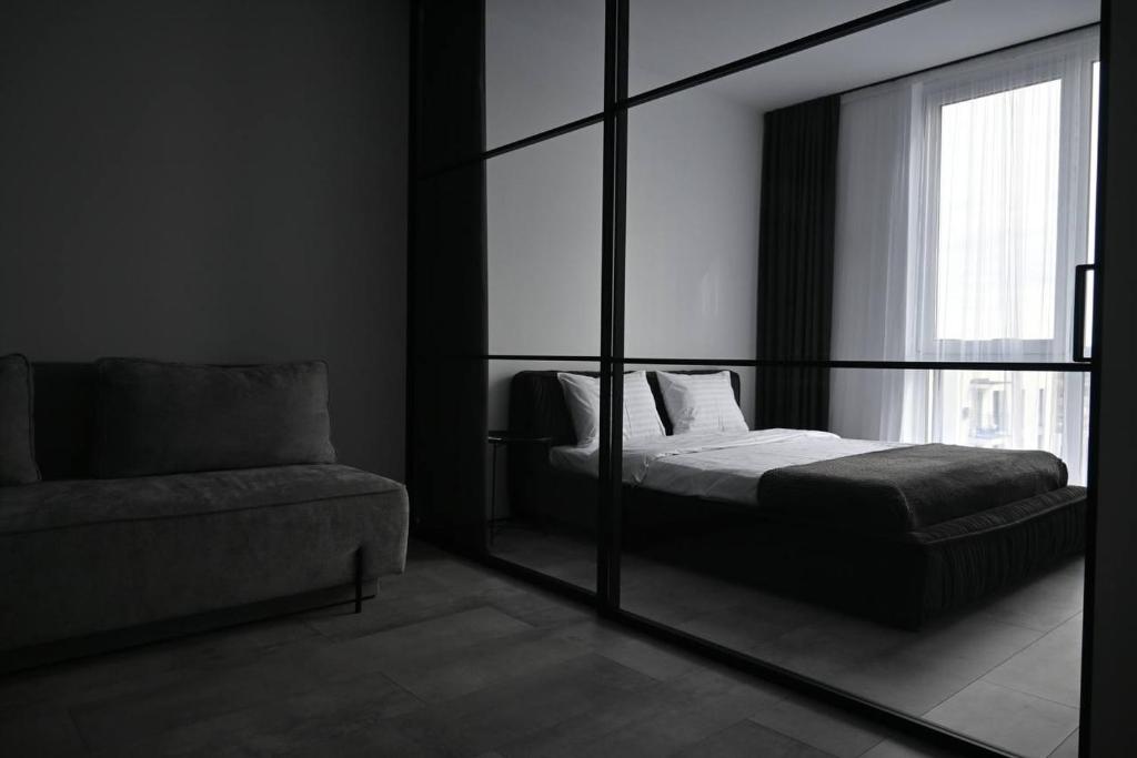 Modern Dark Minimalist Apartment with Panoramic Views фото 2
