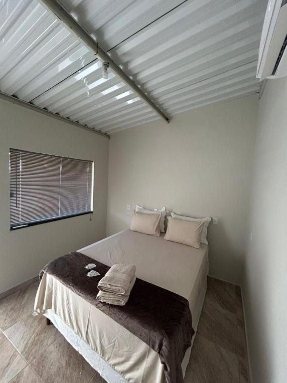 a bedroom with a large bed in a room at Cerrado da Canastra Chalé Quartinho simples in São Roque de Minas