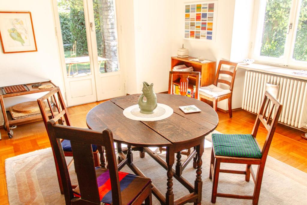 a dining room with a table with a cat sitting on it at Villa dei Muralti - Homestay - Rooms rental in Muralto