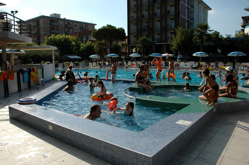 Bazén v ubytování Hotel Beau Soleil nebo v jeho okolí