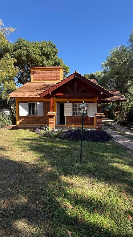 a house with a parking meter in front of it at Casa Guemes in Merlo