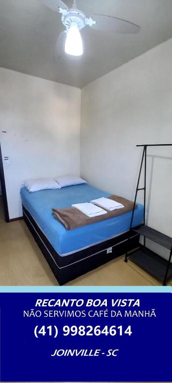 a bedroom with a bed with a blue mattress at Recanto Boa Vista in Joinville