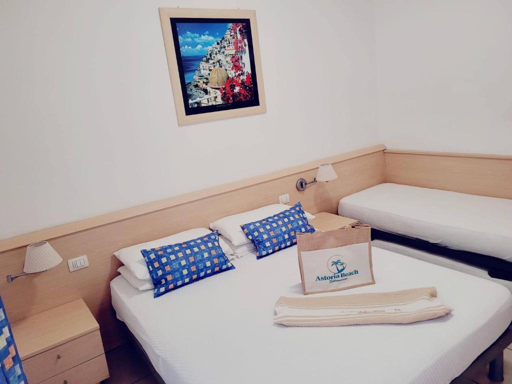 a small room with two beds and a box at Casa Lucia 2 - Sottomarina in Sottomarina