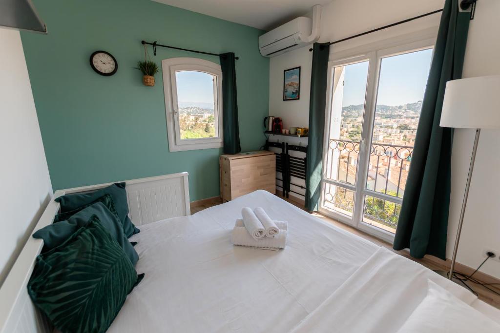 Vue mer panoramique montagne Studio rénové Cannes