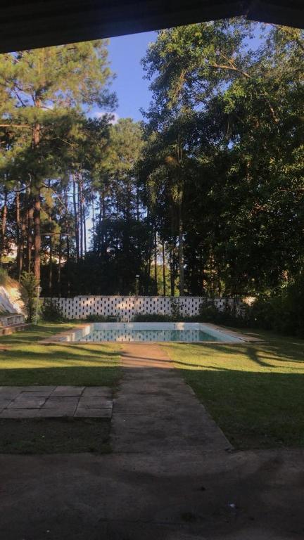 a swimming pool in the middle of a yard at Chácara Volito in Cotia