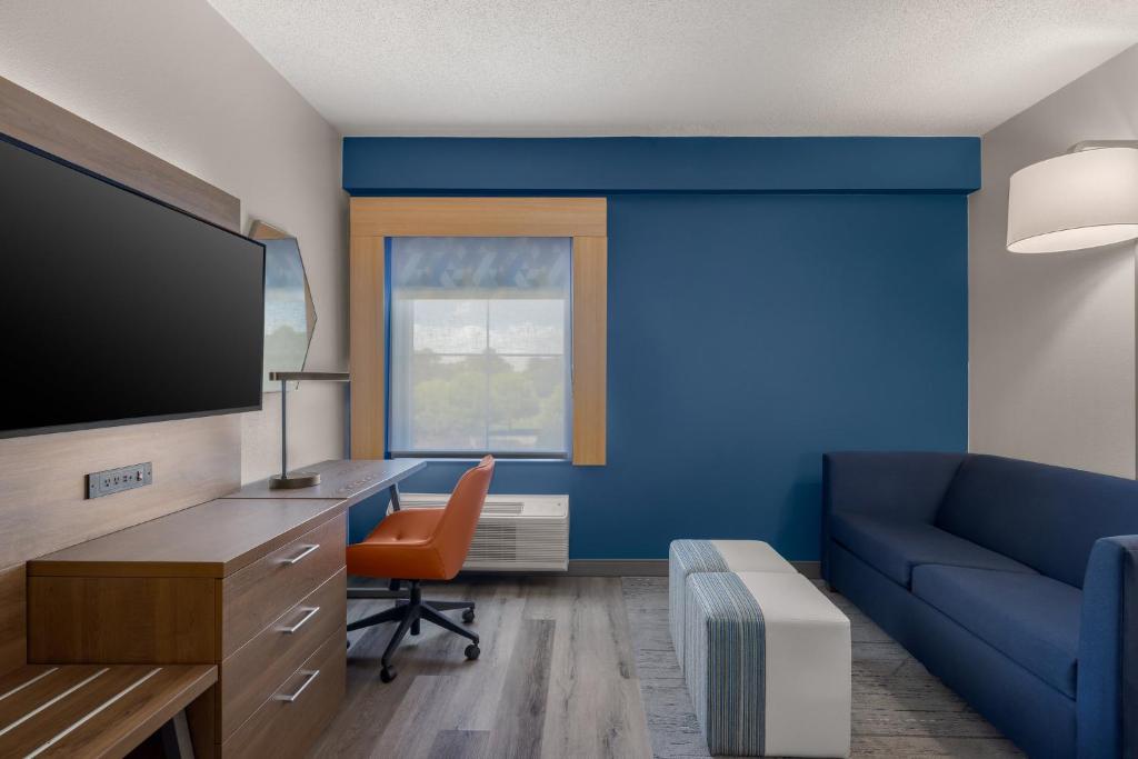 Holiday Inn Express Myrtle Beach-Broadway at the Beach, an IHG Hotel - 