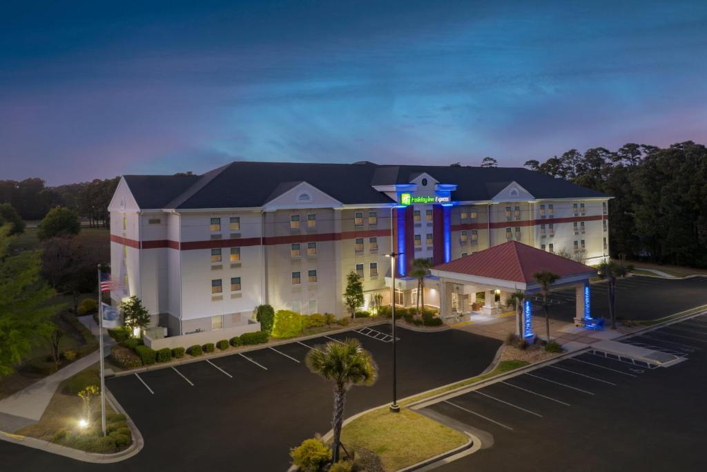 Holiday Inn Express Myrtle Beach-Broadway at the Beach, an IHG Hotel - Housity