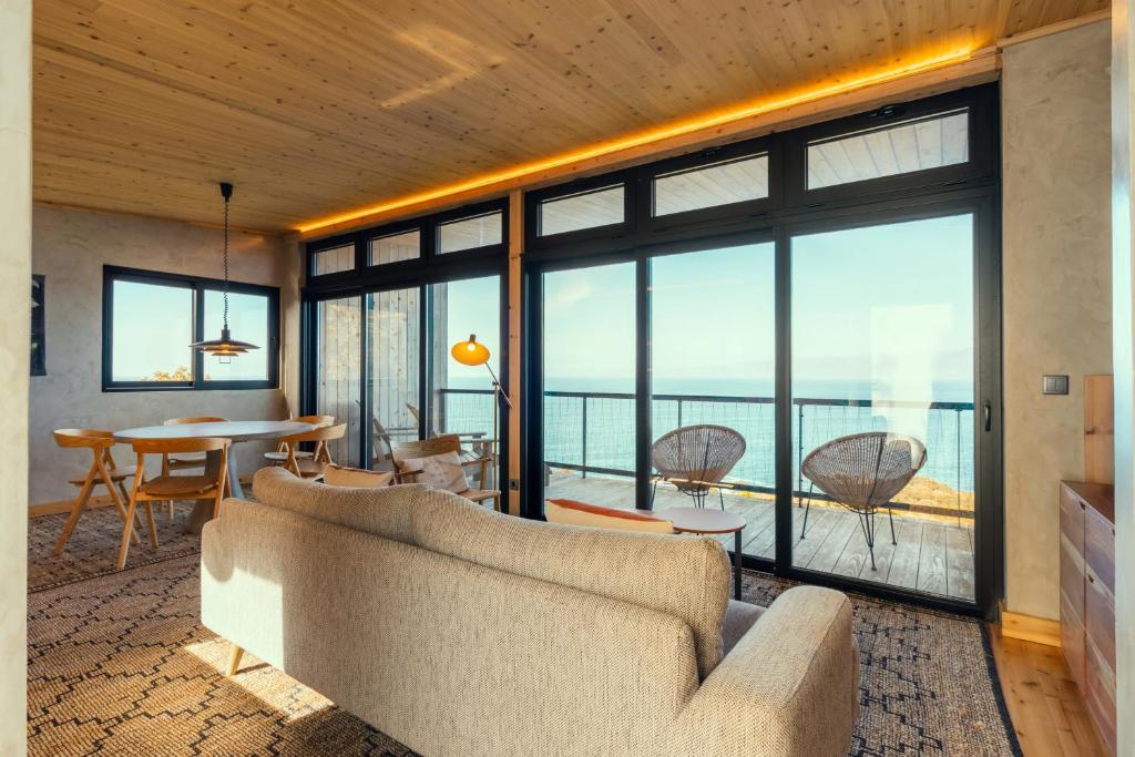 a living room with a couch and a table at Casa do Incenso in São Roque do Pico