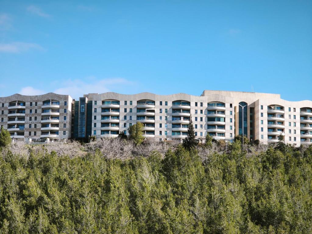 Shoresh mountain في شورش: مبنى سكني فوق حقل من الأشجار