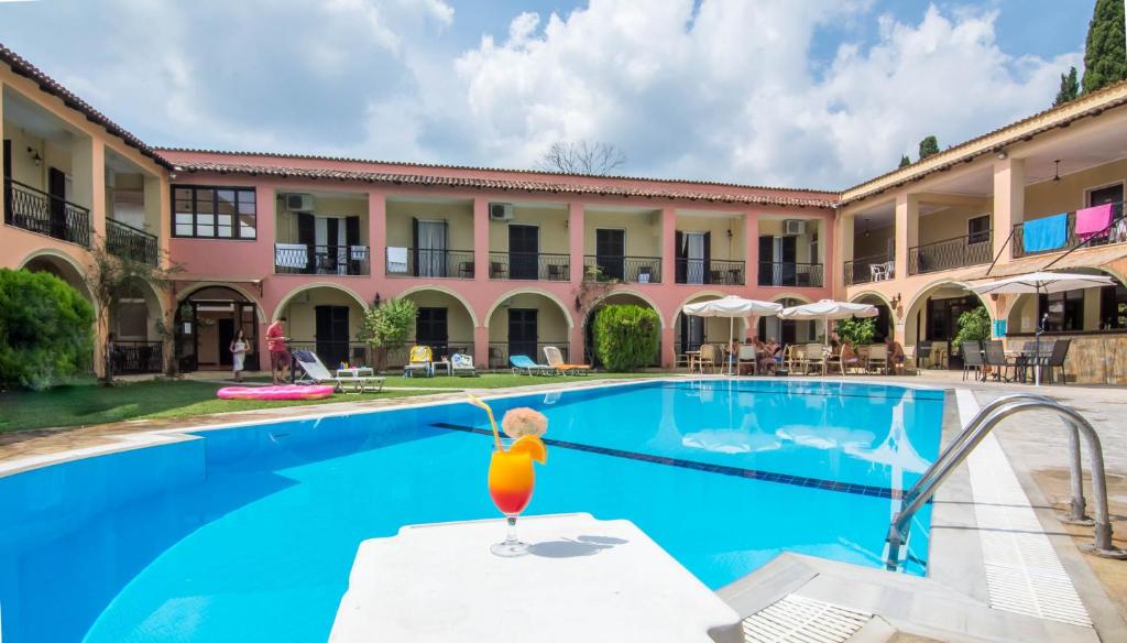 Bazén v ubytování Annaliza Apartments nebo v jeho okolí