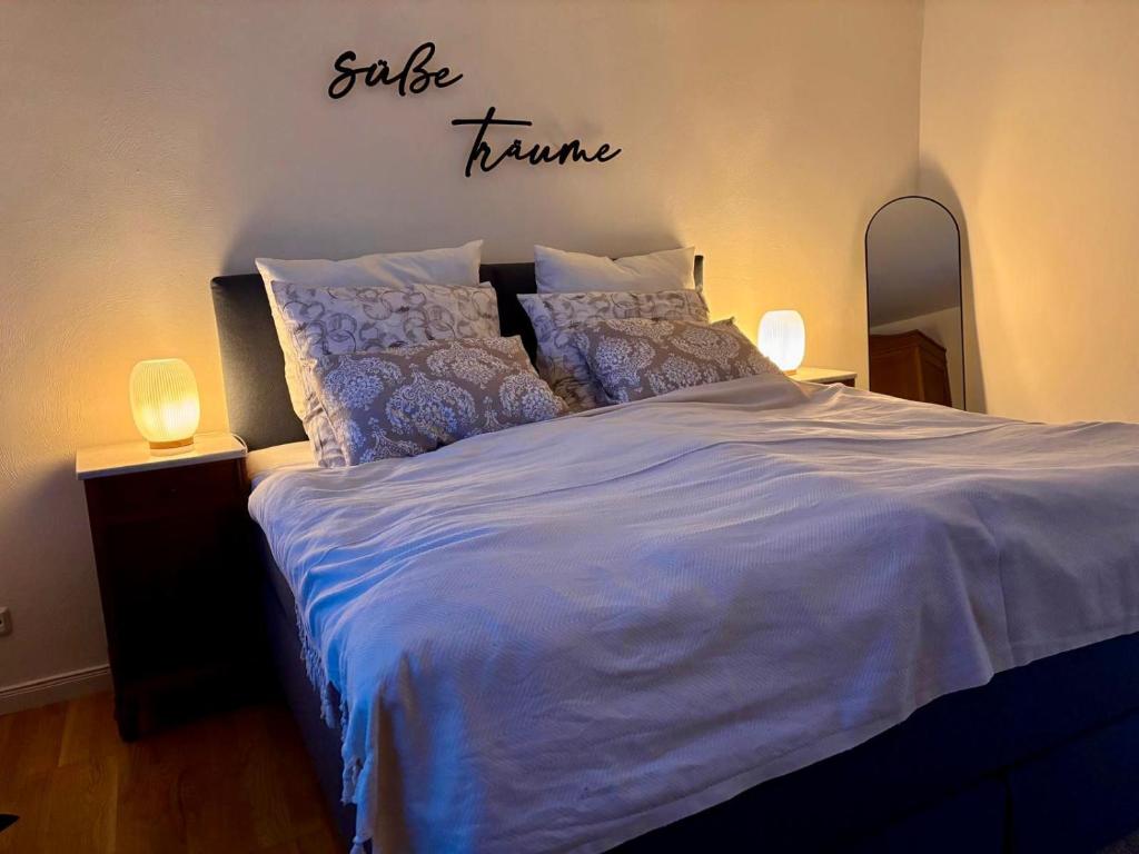 a bedroom with a bed with a sign that reads extra time at Ferienwohnung Rosengarten in Einbeck