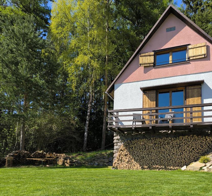 a house with a window on the side of it at Chata Na Kačce in Borowa