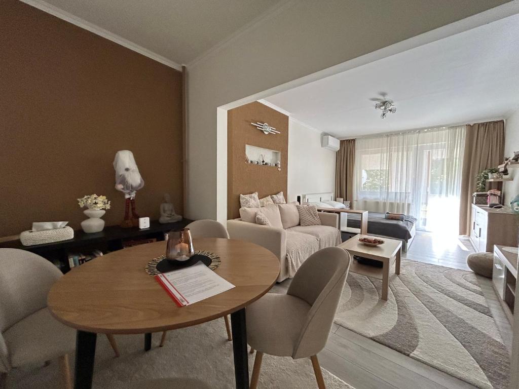 a living room with a couch and a table at Tulipán Apartman Csongrád in Csongrád