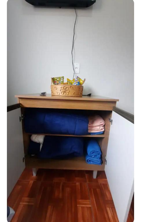 a table with a basket on top of it at Quarto privativo in Telêmaco Borba