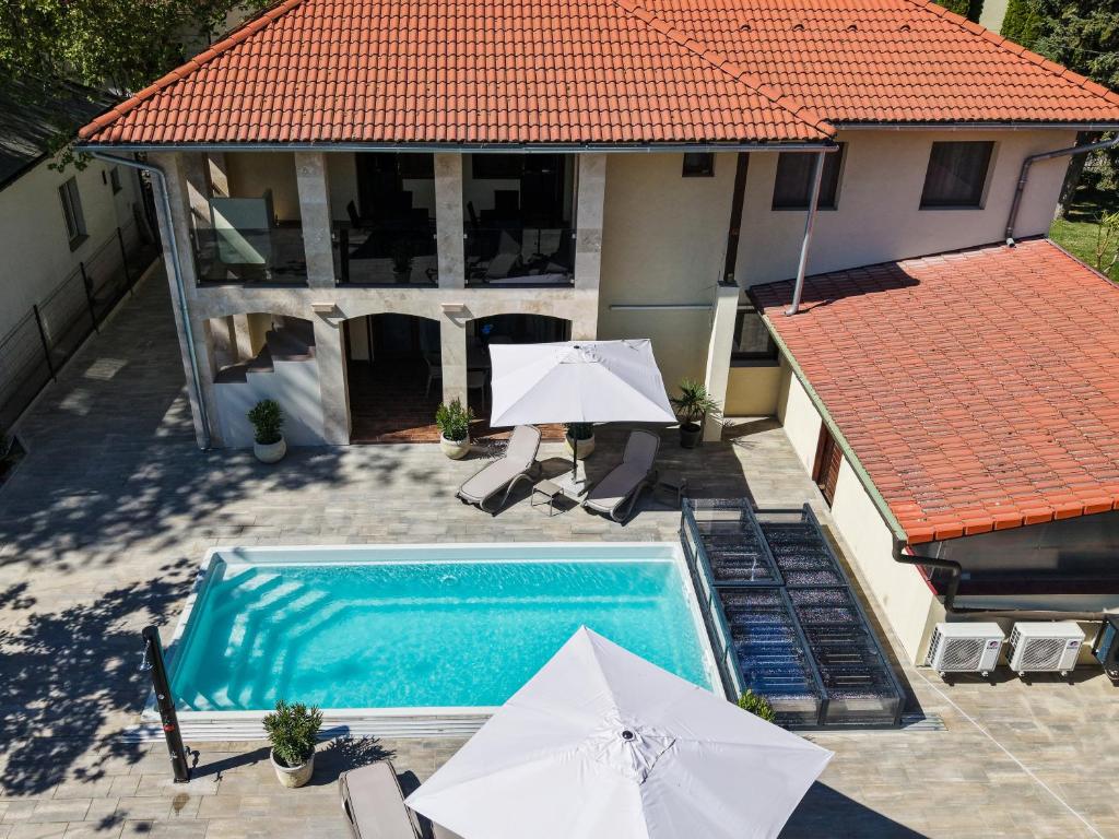 an overhead view of a swimming pool with umbrellas at Mirage Apartments & Pool - Balatonboglar in Balatonboglár