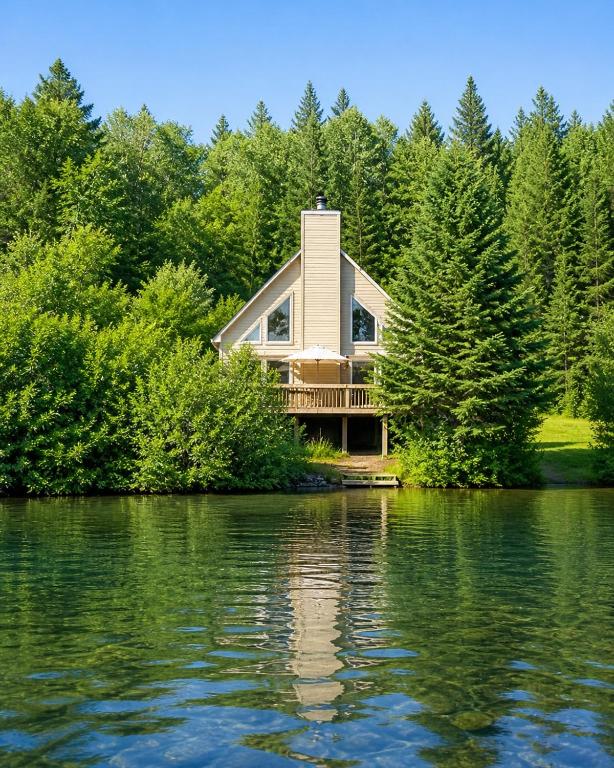 a house on the shore of a lake at Le Malpic in Mont-Laurier