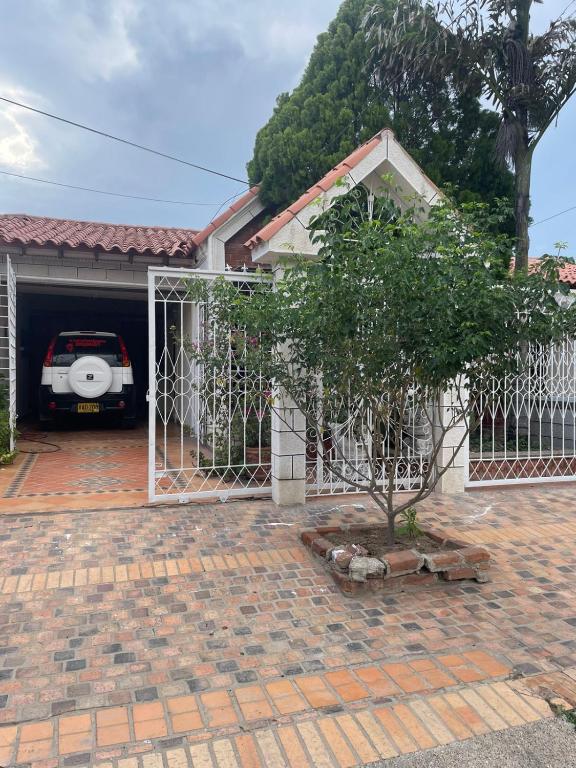 ein Haus mit Tor und einem Auto in der Garage in der Unterkunft casa serrano in Valledupar