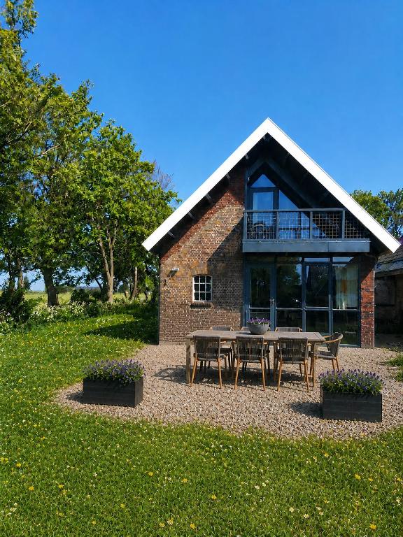 a building with a picnic table in front of it at Gast op stal nabij Leeuwarden in Wyns