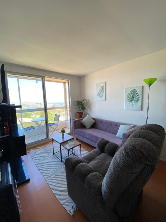 a living room with a couch and a table at Condominio María Teresa in Quintero