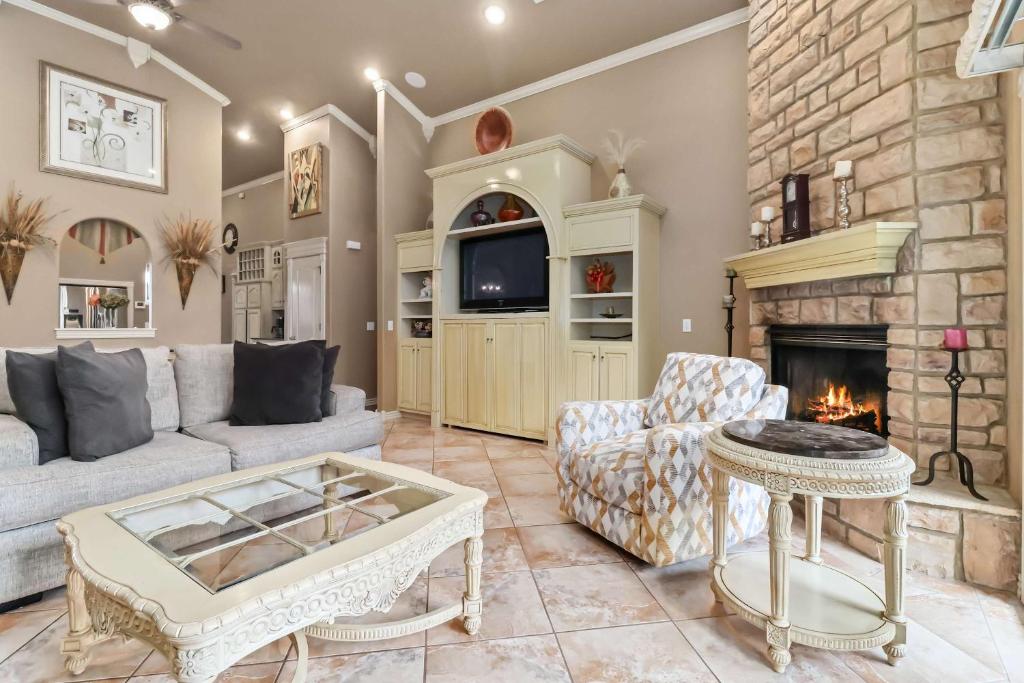 a living room with a couch and a fireplace at Casa Oasis Extra Large home centrally located in Springdale