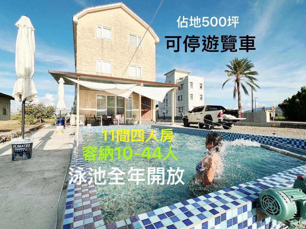 a person in a swimming pool in a house at 騎馬打仗民宿 in Yilan City