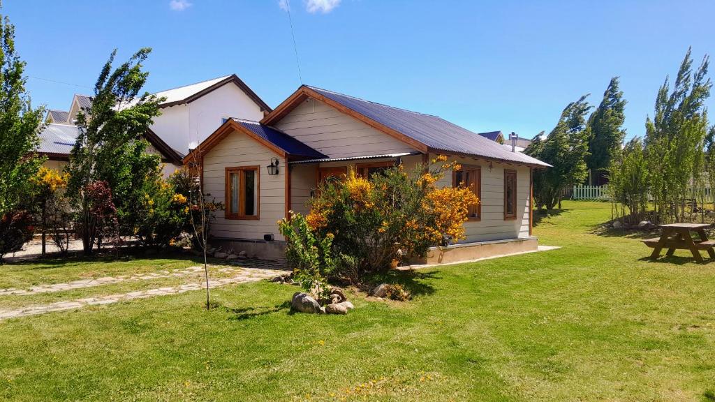 a small house in a yard with a picnic table at Cabaña Meely in El Calafate