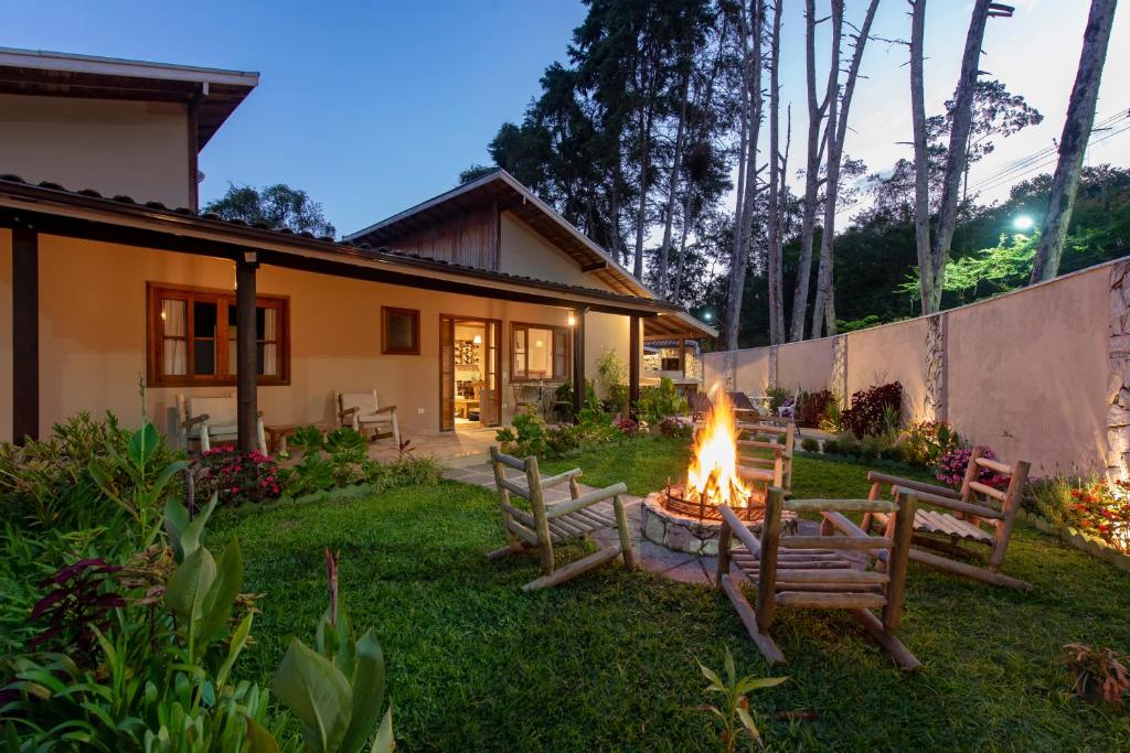a fire pit in the yard of a house at Casa dos Pinheiros in Resende