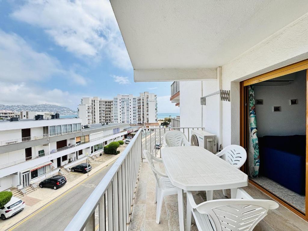 Appartement Cosy à 80m de la Plage avec Climatisation, Wifi, Terrasse et Parking à Roses