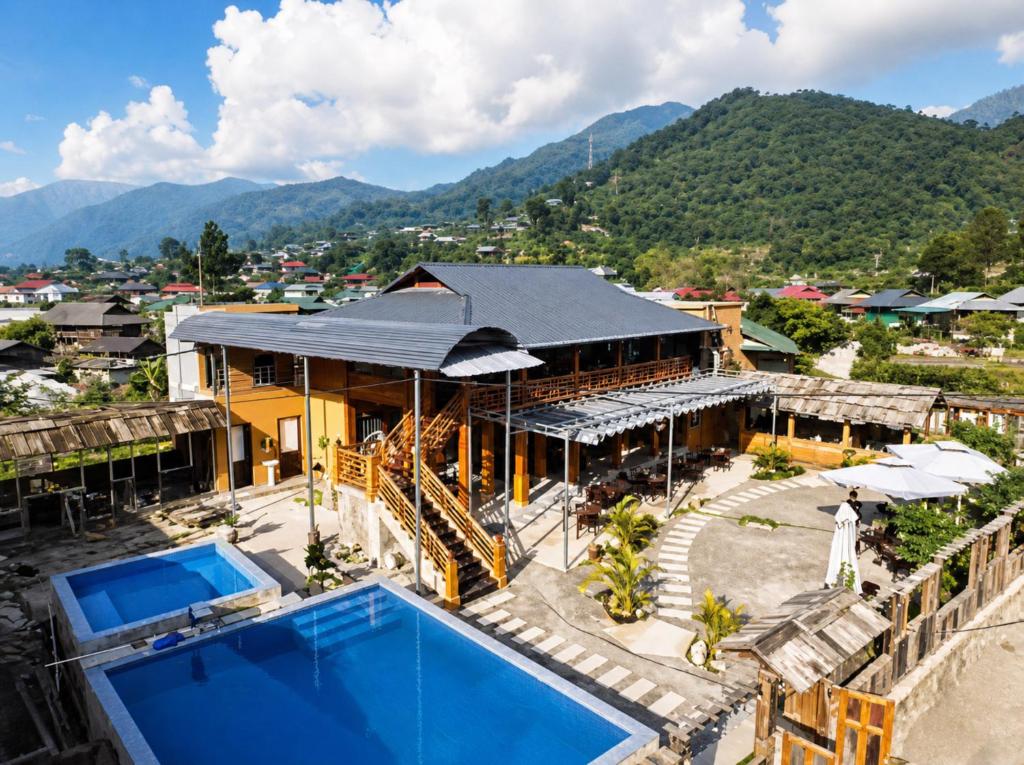 an aerial view of a house with a swimming pool at Bản Lướt Homestay -Ngọc Chiến Hotspring in Sơn La
