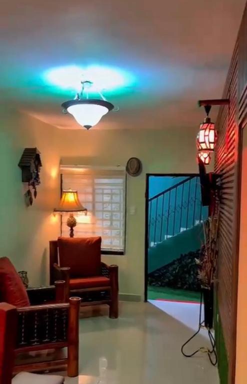 ein Wohnzimmer mit einer Lampe an der Decke in der Unterkunft Rinconcito verde in Constanza
