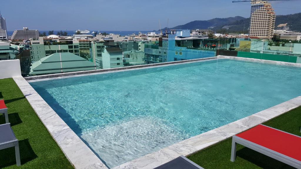Der Swimmingpool an oder in der Nähe von Neon Patong